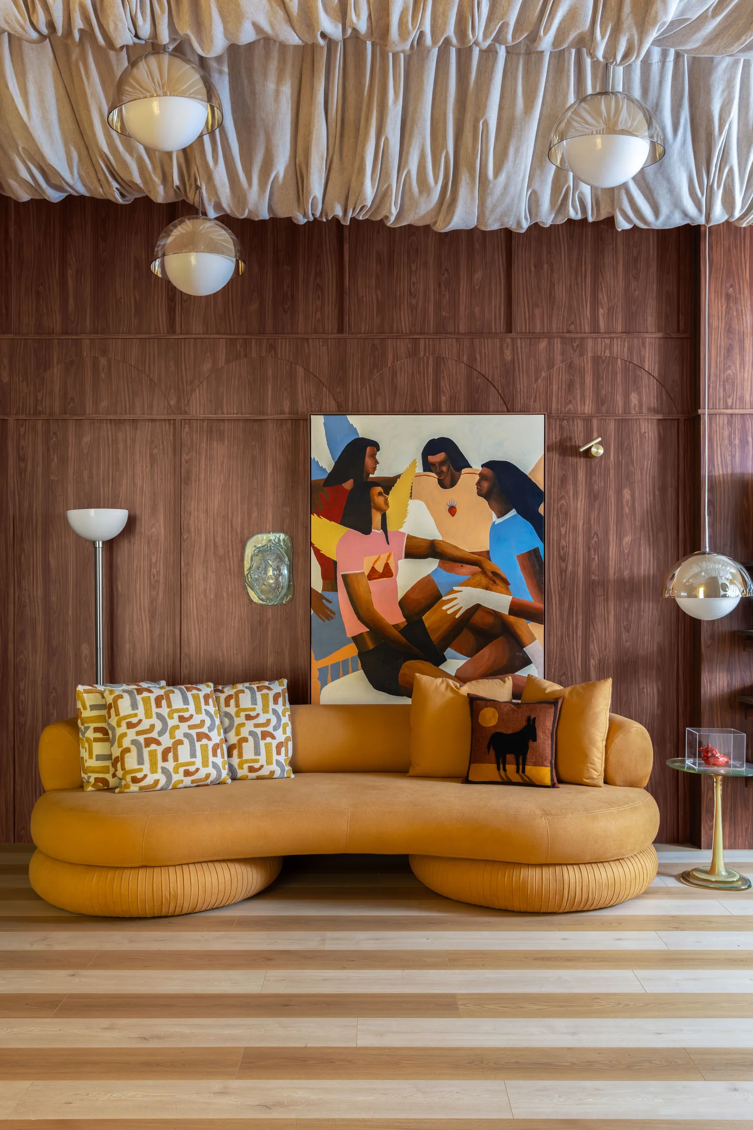 Sofá amarelo e arte brasileira na Ilha da Alma.